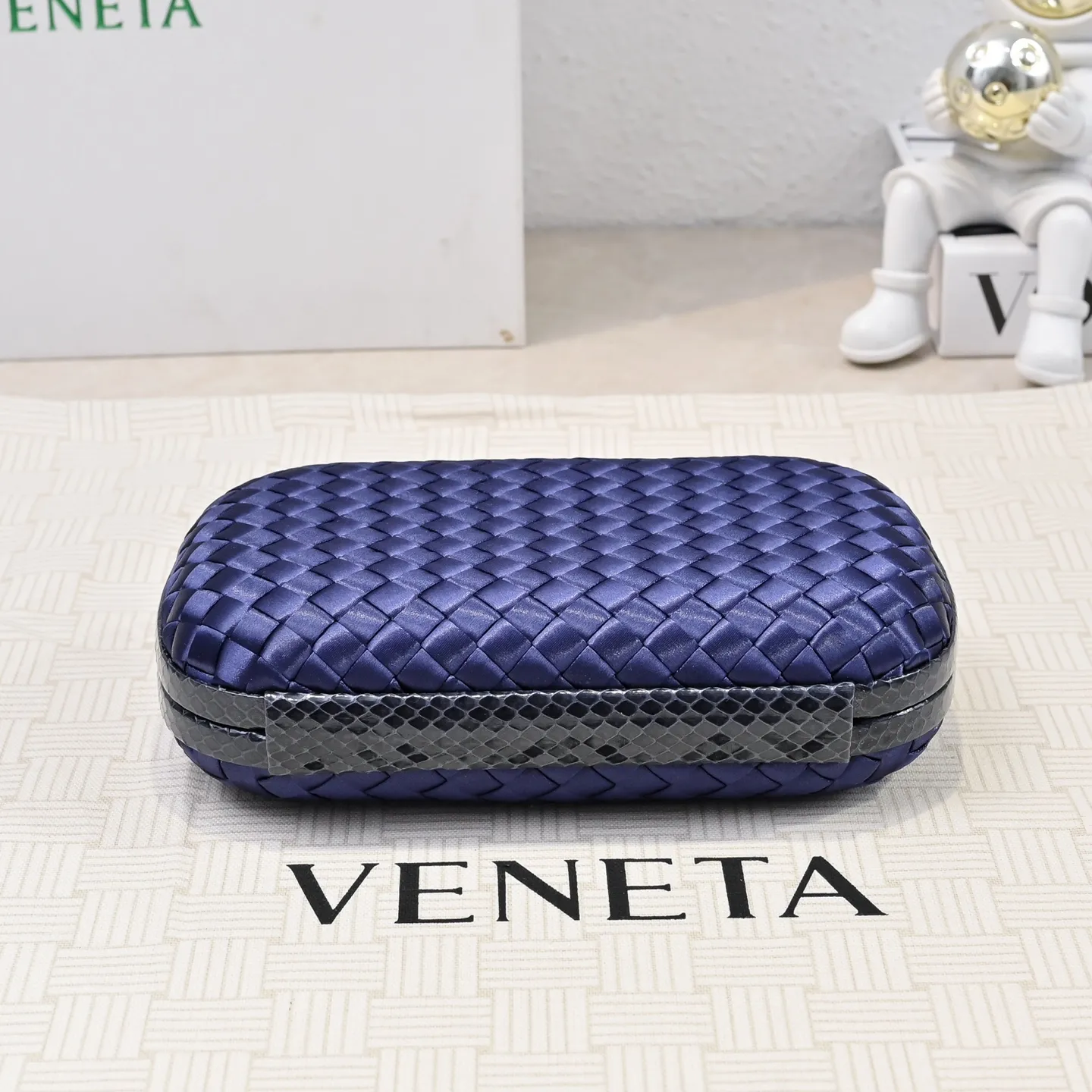 Batch 1460 #BV Knot woven evening bag series ~ Each bag reveals exquisite elegance💫Iconic classic silk weaving➕snake skin trimming with knot buckle, soft and delicate feel. The design is small and exquisite, low-key without logo, elegant and elegant. Paired with evening dress or cheongsam, it has the atmosphere of a famous and wealthy lady. Full of aura and invincible texture💃 Model: 7622 Dimensions: 20x12x5.5